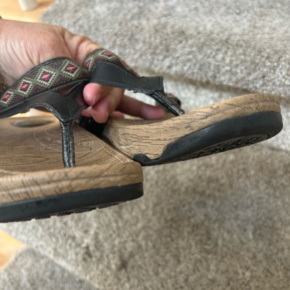 Skechers Tone Ups platform thong sandals. Buckle. Size 7. Embroidered straps. - Picture 7 of 9